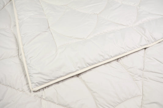 Alpaka Steppbett – Detailansicht Kante und Steppung, kbA-Baumwollbezug | KLEINER Naturbettwaren