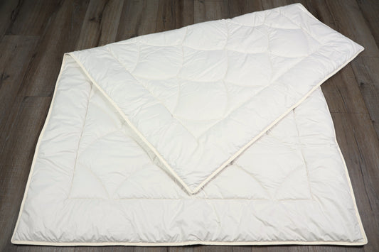 Alpaka Steppbett mit kbA-Baumwollbezug – aufgeklappt | KLEINER Naturbettwaren