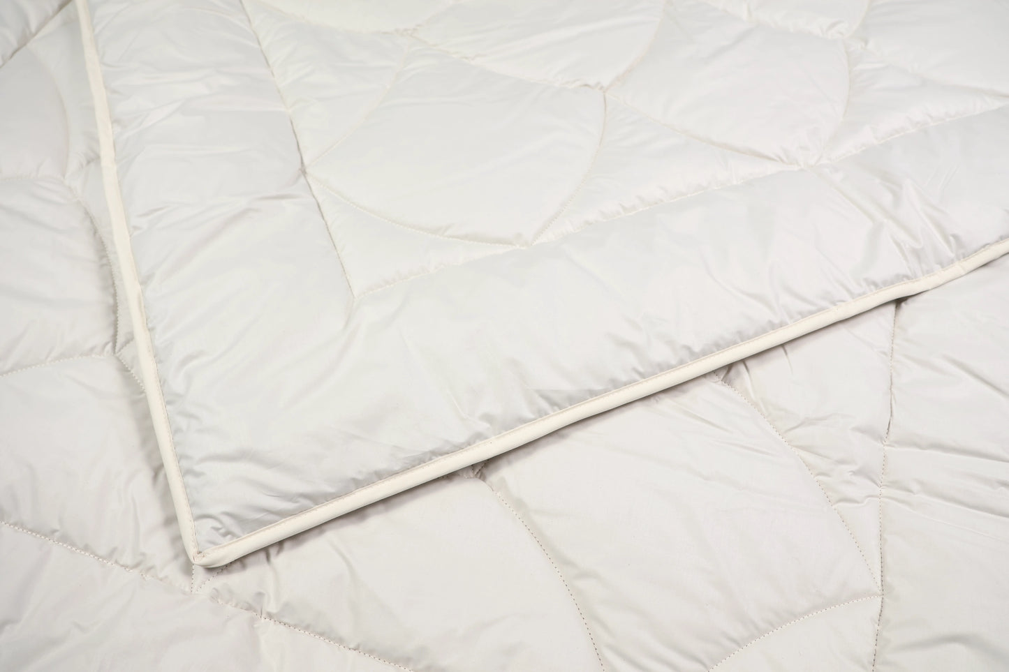 Alpaka Steppbett – Detailansicht Kante und Steppung, kbA-Baumwollbezug | KLEINER Naturbettwaren