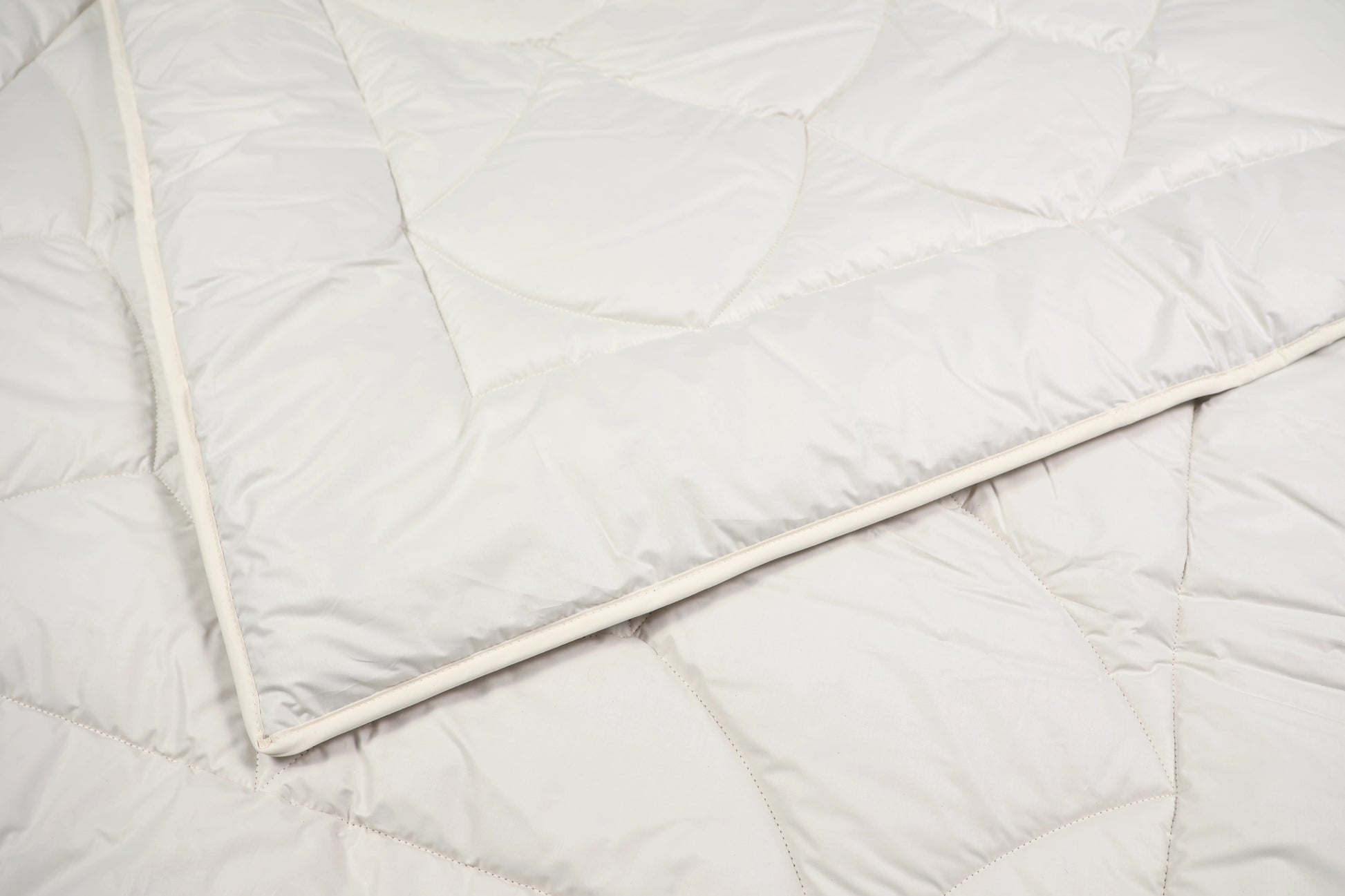 Alpaka Steppbett – Detailansicht Kante und Steppung, kbA-Baumwollbezug | KLEINER Naturbettwaren